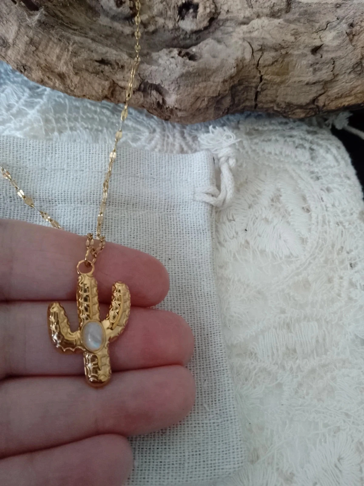 Collar colgante de cactus dorado con piedra de luna blanca reflejos azulados – photo 3